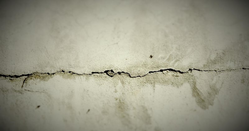 Enduit de rebouchage sur une fissure : les erreurs à éviter absolument