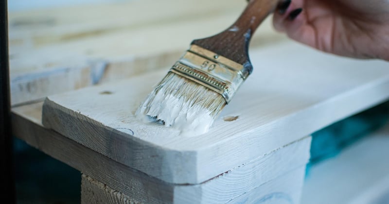 Temps de séchage entre deux couches de peinture sur un meuble en bois : le guide complet