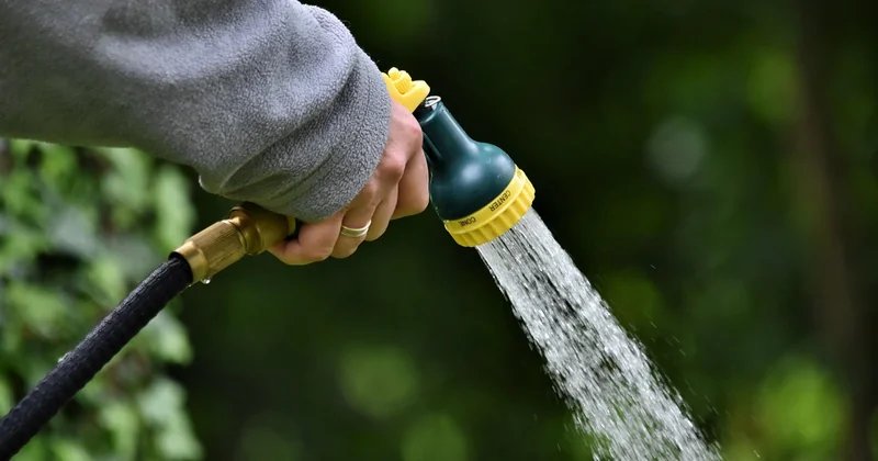 Que faire si le tuyau d'arrivée d'eau est trop court ?